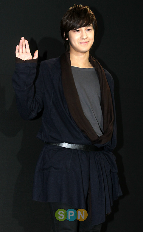 Kim Bum at 2011 S/S Seoul Fashion Week Pp10102200094