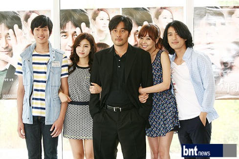 [01.07.12] Kim So Eun à la conférence de presse du drama Happy Ending 1113cc54afd8a31bd9b684309782fb91