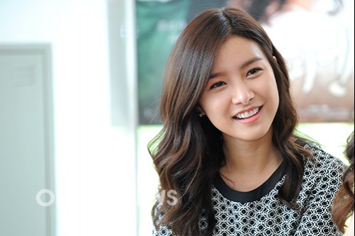[01.07.12] Kim So Eun à la conférence de presse du drama Happy Ending 640487_45133_2118